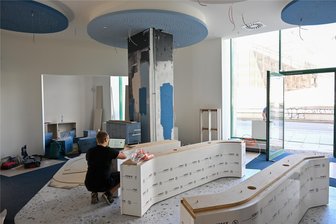 Chemnitzer Nahverkehr: Erster Blick ins neue Servicecenter der CVAG - Das neue Service-Center des Nahverkehrsbetriebes CVAG an der Zentralhaltestelle in Chemnitz nimmt Konturen an.