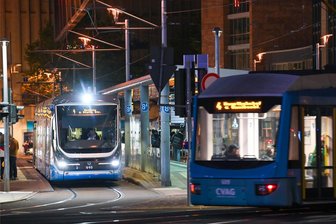 Chemnitzer Nahverkehr: Fahrgästen drohen deutliche Kürzungen bei Bus und Bahn - In Chemnitz nutzen immer mehr Menschen Bus und Bahn. Doch auch die Kosten für den Nahverkehr steigen. Ob das derzeitige Angebot, etwa spät abends oder in der Nacht, auf Dauer zu halten sein wird, daran gibt es zunehmend Zweifel.