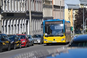 Chemnitzer Nahverkehr kurios: Bus muss Umleitung fahren – Fahrgäste begeistert - Ein Bus der Ringlinie 82 auf dem Sonnenberg. Wegen Bauarbeiten auf der Zietenstraße fährt er einen größeren Umweg über die Fürstenstraße (Foto) – und erreicht so zusätzliche Fahrgäste aus den angrenzenden Wohngebieten.