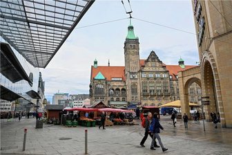Chemnitzer Neumarkt soll Baum erhalten - aber wohin? - Beim Standort für den Marktbaum gibt es kaum Spielraum: Wegen unterirdischer Leitungen und der Nutzung des Neumarkts für Veranstaltungen und Gastronomie wird er zwischen Galeria Kaufhof und Galerie Roter Turm eingeordnet.