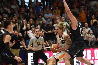Chemnitzer Niners drehen verrücktes Playoff-Halbfinale - Malte Ziegenhagen in Aktion.