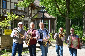 Chemnitzer Nischlmusi kommt nach Mulda - Die Nischlmusi aus Chemnitz 2024 bei einer Probe im Biergarten der Zeisigwaldschänke.