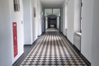 Chemnitzer Oberbürgermeister Sven Schulze bedroht und beleidigt: Landgericht Chemnitz verwirft Berufung des Angeklagten - Ein Gang im Landgericht Chemnitz: Der Angeklagte erschien am Freitag nicht zur Berufung.