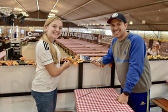 Chemnitzer Oktoberfest öffnet am Freitag: So viel kostet das Bier auf der Wooosn - Henrik Bonesky mit Töchterchen Jona, die beim Aufbau im Festzelt ordentlich mit anpackt.