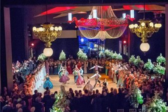 Chemnitzer Opernball kehrt nächstes Jahr zurück - Im Februar 2020 hatten Tänzer der Chemnitzer Ballettcompany den Opernball mit Tschaikowskis Blumenwalzer eröffnet. Etwa vier Wochen später setzte die Coronapandemie solchen Veranstaltungen auch in Chemnitz ein vorläufiges Ende. Im kommenden Jahr soll es wieder einen Opernball geben.