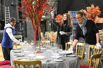 Chemnitzer Opernball: Tausende Blumen, Busladungen voll Kellner und kein Kronleuchter - Nur noch wenige Stunden bis zum Opernball: Tabushie Müller, Lena Lambert und Laura Angermeier (von links) decken am Freitagvormittag die Tische auf der Hauptbühne ein.