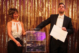 Chemnitzer Opernball unterstützt bekannten Verein - Theater-Mitarbeiterin Kerstin Riedel und Kapellmeister Jakob Brenner haben beim Opernball 2024 bei der Tombola Gewinner-Lose gezogen.