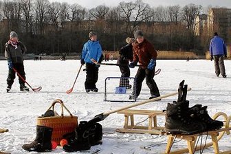 
              <p class="artikelinhalt">Mit Schlittschuhen, Hockey-Schlägern und Hörnerschlitten pilgern die Chemnitzer in diesen Tagen unter anderem zum zugefrorenen Schloßteich. Doch zum Betreten offiziell frei gegeben ist die Eisfläche ebenso wenig wie andere zugefrorene Seen und Talsperren.</p>
            