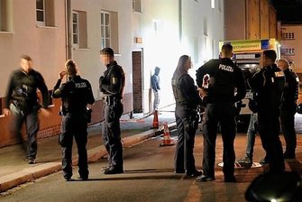 Chemnitzer Paar in eigener Wohnung niedergestochen - Warum der Weiße Ring den Opfern helfen muss - Polizei und Rettungskräfte waren in der Nacht zum 19. Oktober an den Tatort in Chemnitz gerufen worden. 