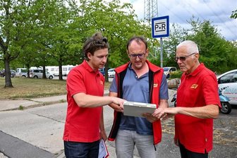 Chemnitzer Park-and-Ride fällt bei Test durch - Falk Hoffmann, Jörg Vieweg und Jan Großer vom Auto Club Europa gehen den Testkatalog durch. Der Park-and-Ride (P+R) an der Wendeschleife in Hutholz erhielt von ihnen 8,75 von maximal 18 Punkten.