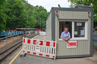 Kerstin Rey, Bahnhofsleiterin, ist schon in einen Container umgezogen. Hier befindet sich auch die Fahrkartenausgabe.