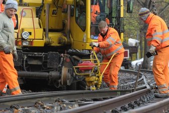 Chemnitzer Parkeisenbahn stellt die Weiche für 2013 - Mitarbeiter der Firma DB Netz am Dienstag beim Einbau der Weiche für das zweite Gleis am Bahnhof Küchwaldwiese der Parkeisenbahn.