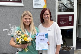Chemnitzer Pflegefachschule am Zeisigwald kürt beste Nachwuchspflegerin - Siegerin Sarah Rothe (links) und Berufsschulchefin Susan Tanneberger (rechts) nach dem ersten Regio-Cup für Pfleger in Chemnitz.
