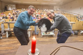 Chemnitzer Physiker laden zu amüsanter Weihnachtsvorlesung - Bei einer früheren Weihnachtsvorlesung experimentieren Herbert Schletter (li.) und Thomas Franke mit der Luftwirbel-Kanone.