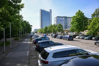 Chemnitzer Plan für grüne Innenstadt: Weiterer Groß-Parkplatz soll deutlich schrumpfen - Der sogenannte Stumpf der Brückenstraße am Rande der Chemnitzer Innenstadt dient bislang vor allem als Parkplatz. Aber wie lange noch?