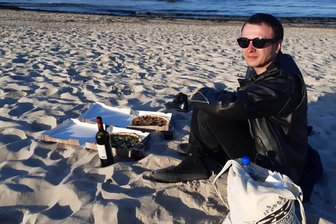 Chemnitzer Plattenfirma „It‘s Eleven“ feiert Jubiläum im AJZ: Ist Flatty Lugosi Sachsens letzter Labelchef? - Hauptsache, rund und heiß und in den Sand gesetzt: It’s-Eleven-Chef Flatty Lugosi mit Firmenbeutel beim Schlemmen auf seiner Privatinsel.