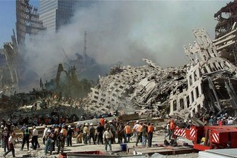 Chemnitzer Politikwissenschaftler über den 11. September: "Neue Ära in der Weltpolitik" - Zwei Tage nach den Anschlägen in New York: Rettungskräfte setzen ihre Suche nach Opfern fort, während Rauch aus den Trümmern des World Trade Centers in Manhattan aufsteigt. 