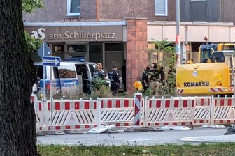 Chemnitzer Polizei setzt rechtsextreme Gruppe über Stunden fest - An der Chemnitzer Georgstraße wurde die Gruppe über Stunden hinweg von Polizeibeamten kontrolliert.