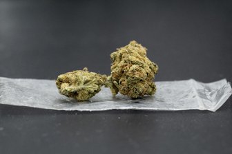 Chemnitzer Polizei stellt junge Dealer-Gruppe - Die Polizei ertappte die Jugendlichen beim Abwiegen mehrerer Gramm Cannabis.