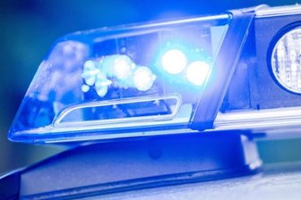 Ein Blaulicht an einer Polizeistreife.