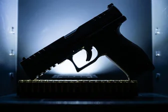 Chemnitzer Polizei stellt zwei Männer wegen Verstößen gegen das Waffengesetz - Ein maskierter Mann hatte zwei täuschend echt aussehende Schusswaffen mit sich geführt.