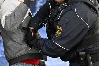 Chemnitzer Polizei will trotz Cannabis-Legalisierung weiter kontrollieren - Personenkontrolle der Polizei in der Chemnitzer Innenstadt. Während der Besitz von Cannabis bis zu einer bestimmten Menge nunmehr nicht mehr strafbar ist, bleibt das Dealen weiterhin verboten. Auch beim Konsum in der Öffentlichkeit gibt es Einschränkungen.