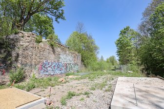 Chemnitzer Premiumradweg macht Brückenwünschen von Autofahrern Hoffnung - Von der alten Brücke an der Erzbergerstraße ist nicht mehr viel übrig. Davor soll ein Radweg entlang führen, der ein Stück weiter Richtung Innenstadt den Pleißenbach queren soll. Diese geplante Brücke sollen dann auch Autofahrer nutzen können.