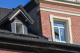 Chemnitzer Problem-Nachbarn: „Warum laufen die so lange frei rum?“ - Augenscheinlich, dass hier etwas nicht stimmt: Demolierte Dachfenster der Wohnung eines Anwohners, wegen dem Nachbarn immer wieder die Polizei rufen müssen.