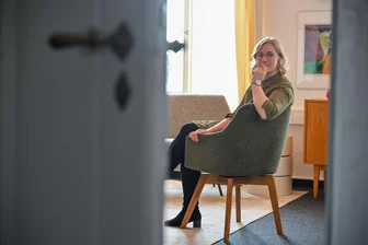 Chemnitzer Psychotherapeutin über drohende Honorarkürzungen: „Mir fehlen dann bis zu 3000 Euro im Jahr“ - Wie alle Psychotherapeutinnen soll auch Valerie Fournès ab April weniger Geld bekommen. Gegen diese Kürzung organisieren sie und ihre Kolleginnen nun Protest.