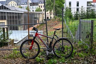Chemnitzer Radweg: Nach 15 Jahren endlich Baustart für 125 Meter - Erleichterung auf dem Kaßberg in Chemnitz: Noch ist am Bauzaun Schluss, aber Ende des Jahres soll es zwischen Horst-Menzel- und Erzbergerstraße einen Geh- und Radweg geben. Weitläufige Umwege gehören dann der Vergangenheit an.