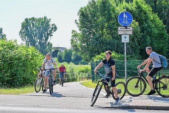 Chemnitzer Radwege: Warum E-Bikes verboten sind und E-Scooter nicht - Auf dem Chemnitztalradweg sind Fahrradfahrer und Fußgänger erlaubt, das zeigt auch das blau-weiße Schild.