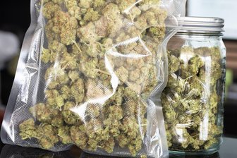 Chemnitzer Rapper wegen 20 Kilogramm Cannabis vor Gericht: Alles für ein Musikvideo? - Große Mengen Cannabis (Symbolbild) waren in der Wohnung eines Chemnitzers fotografiert worden. Dieser hatte eine Erklärung dafür.