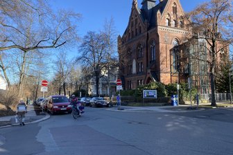 Chemnitzer Rathaus legt Abkürzung über den Kaßberg still - In Richtung Schloßteich ist die Durchfahrt auf der Kaßbergstraße für Autos verboten.