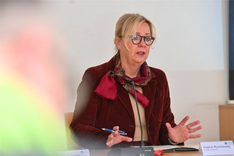 Chemnitzer Rathaus: Neben Kita-Schließungen drohen höhere Elternbeiträge - Die Chemnitzer Bürgermeisterin Dagmar Ruscheinsky verspricht: „Auch weiterhin hat jedes Kind in der Stadt die Möglichkeit, eine Krippe oder Kita zu besuchen.“