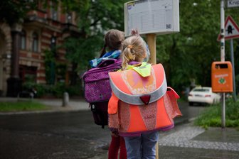 Chemnitzer Rathaus will bei Schulbussen sparen: Das kommt auf Eltern zu - Kinder, die am Stadtrand wohnen, gelangen oftmals mit regulären Linienbussen oder eigens eingesetzten Schulbussen zu ihrer Bildungseinrichtung. Die Kosten dafür übernimmt die Stadt anteilig.