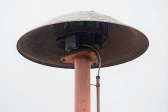 Chemnitzer Rathaus will mehr Warnsirenen anschaffen - Eine Sirene steht auf einem alten Feuerwehrhaus. 18 ähnliche Anlagen sind derzeit in Chemnitz in Bebtrieb - künftig sollen es deutlich mehr werden. 