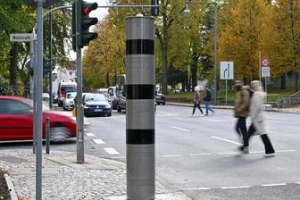 Chemnitzer Rathaus will noch mehr Blitzer anschaffen – für noch höhere Einnahmen - An Chemnitzer Ampelkreuzungen sind mittlerweile vier dieser Kombi-Blitzer in Betrieb. Wie hier an der Reichstraße/Ecke Weststraße auf dem Kaßberg registrieren sie sowohl Rotlicht-Verstöße als auch, wenn Autofahrer zu schnell unterwegs sind.