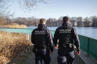 Chemnitzer Rathaus will schärfer gegen Bettler und Trinkergruppen vorgehen - Mitarbeiter des Stadtordnungsdienstes am Schloßteich. Kommt die neue Polizeiverordnung, dürften sie öfter eingreifen als bisher.