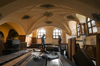 Chemnitzer Ratskeller bleibt wohl noch lange eine Baustelle - Susann Straube und Holger Rotzsch vom Bauamt der Stadt bei einer Begehung des Ratskellers. Die Holzverkleidungen mussten für die Trockenlegung abmontiert werden. 