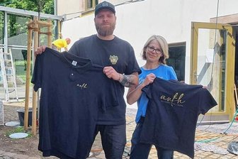 Chemnitzer Restaurant Ankh eröffnet in wenigen Wochen – gefeiert wird aber jetzt schon mal - Chris Glaubitz mit seiner Mutter Beate Glaubitz. In das Projekt Ankh ist die ganze Familie involviert. Noch wird auf das große Sonnensegel für die Terrasse gewartet. Die T-Shirts für die Dienstkleidung sind aber schon da.