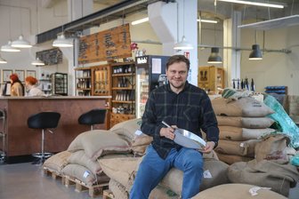 Chemnitzer Röstbetrieb „Bohnenmeister“: Woran erkennt man guten Kaffee, Herr Dallinger? - Matthias Dallinger betreibt im Wirkbau eine Kaffee-Rösterei. Dort kommen Kaffees aus der ganzen Welt an.