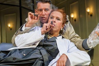 Chemnitzer Schauspiel-Auftakt mit Dürrenmatts "Physikern": Wohin mit gefährlichen Gedanken? - Susanne Stein als Dr. Mathilde von Zahnd und Marko Bullack als Kommissar Richard Voß in den Chemnitzer "Physikern"
