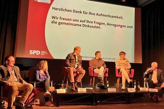 Chemnitzer Schauspiel ins Opernhaus? SPD versucht Wogen wieder zu glätten - Jörg Vieweg, Renata Marwege, Jürgen Renz, Jaqueline Drechsler, Maik Otto, Detlef Müller und Julia Bombien (v.l.) verteidigen öffentlich ihren Standpunkt in der Schauspielhausfrage.