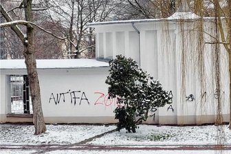 Chemnitzer Schloßteichinsel: Pavillon erneut besprüht - Außenwände des Pavillons am Schloßteich wurden in den zurückliegenden Tagen beschmiert. Die linksmotivierten Klecksereien wurden großflächig aufgebracht. Die Polizei ermittelt.