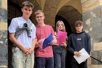 Chemnitzer Schüler fordern konsequente Mülltrennung in ihren Schulen - Nevio Uteg und Henry Thämelt von der Diesterweg-Oberschule sowie Laura Beyer und Justin Kolditz von der Unteren Luisenschule (von links) am Eingang des Chemnitzer Rathauses. Vor Kommunalpolitikern haben sie sich für eine striktere Mülltrennung an Schulen eingesetzt. Mit Erfolg: Ende des Monats wird das Thema im Stadtrat behandelt.