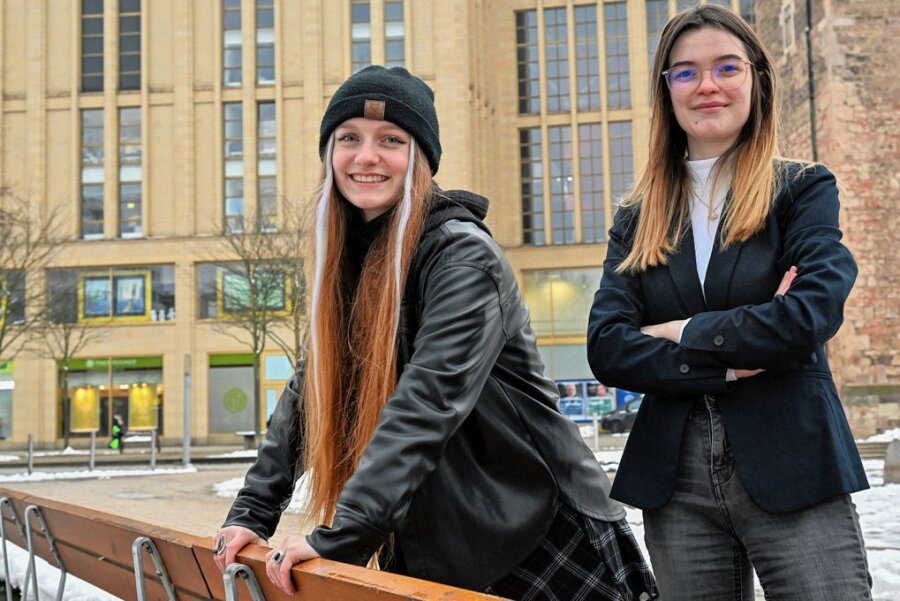 Chemnitzer Schüler fordern kostenlose Tampons und Binden an Schulen - Hermine Lowke (links) und Clarissa Goldmann stehen dem Stadtschülerrat Chemnitz vor. Das Gremium aus Schülervertretern der weiterführenden Schulen macht im Rathaus für seine Anliegen Druck. 