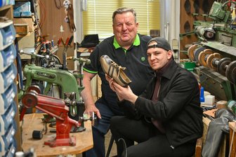 Chemnitzer Schuhmacher findet Nachfolger – was Paul Panzer damit zu tun hat - Frank Egermann übergibt an Tobias Wittmann das Schuhmacher-Geschäft.