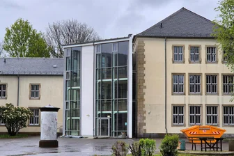 Chemnitzer Schule vor Umzug: So soll es mit der Kooperationsschule weitergehen - Blick über den Schulhof der künftigen Kooperationsschule in Chemnitz. An dem Gebäudeflügel rechts auf dem Bild soll bis 2026 ein Anbau entstehen.