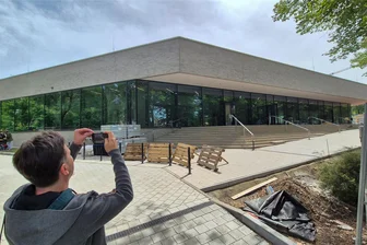 Chemnitzer Schwimmhalle im Stadtteil Bernsdorf öffnet: Das sind die Öffnungszeiten - Der Neubau des Hallenbades Bernsdorf steht kurz vor der Fertigstellung.