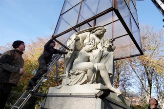 Chemnitzer Sehenswürdigkeit verschwindet hinter Glas - Fingerspitzengefühl gefragt: Am Chemnitzer Schloßteich wurden die Schillingschen Figuren eingehaust.